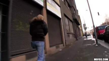 Blondinen svenska xxx vill knulla med en vän.
