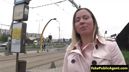 Ger en svensk analsex avsugning till mannen i badrummet.