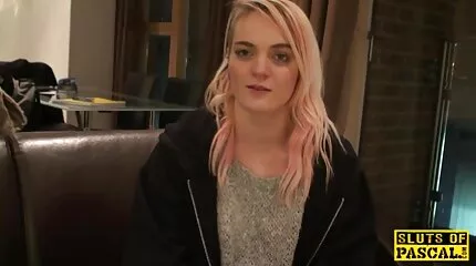 Han har sex med en blondin i badrummet. svensk porn hd