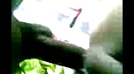 Brud svensk xxx onanerar en man tills utlösning.