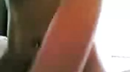 Skolflickan har en orgasm. Hårt jävla porn svenska med en kille på soffan.