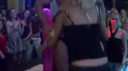 Milf knullar svenska onlyfans porn med styvson i sovrummet.