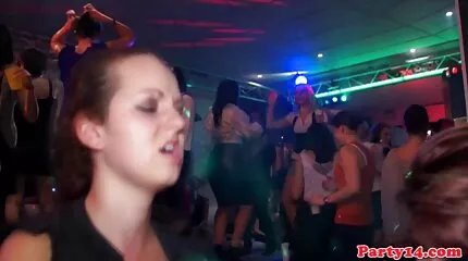 Skinn Sof Sofie SkyE shoves en dildo i kåta damer porr hennes vagina.