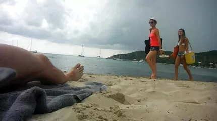 Blondinen serverar den svarta grannen med martina svensk porr sin fitta vid poolen.