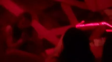 Narcissisten ricotta lustgården porrfilm med grannen och slickar hans bollar.
