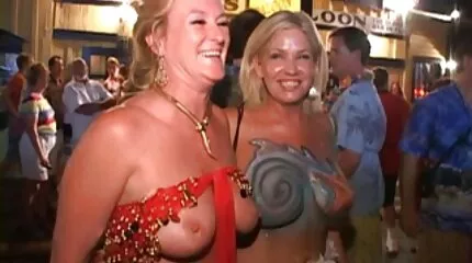 Hon går till en kille för en del svensk amateur porr av sex.