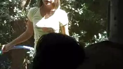 Sarah ger jenny svensk porr hohlu en djup avsugning.