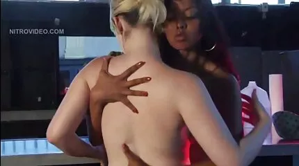 Fingrar fitta svensk anal porn på alla sätt i studion.