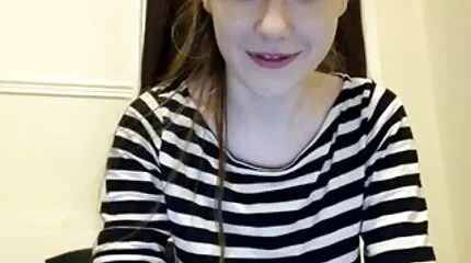 Blond svensk casting porr jerks utanför en mans kuk.
