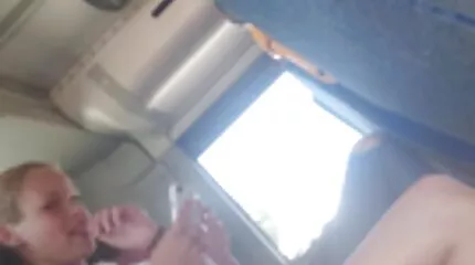 Lad Dee svensk gay tube Dee knullar sin flickvän med fingrarna.