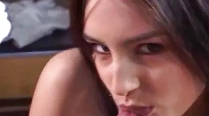 MILF moans från orgasm med en porn svenska vän.