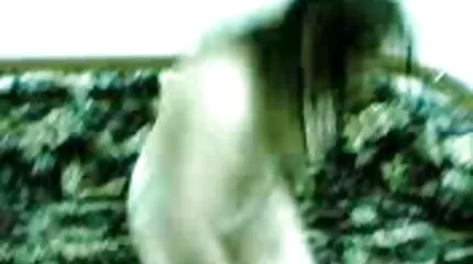 Blond och brunett dela en mogna kvinnor porr kuk.
