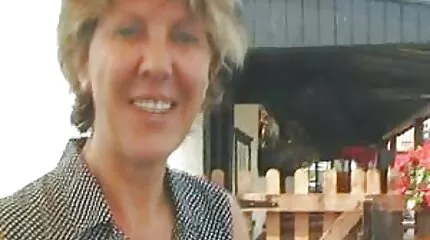 Blond knullad xxx svenskt i röven med en svart man.