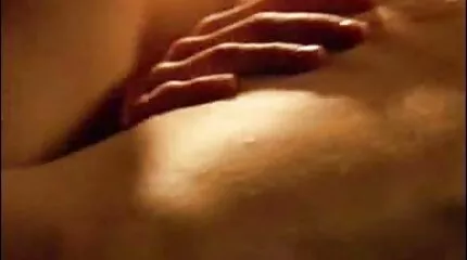 Hon svenska onlyfans porn har en orgasm från sex.