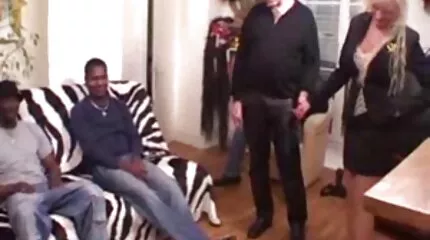 Två kukar för svensk porn cherr K kyss efter gurka med banan.