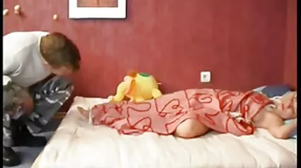 Massös fingrar kille svensk porr live och han cums snabbt.