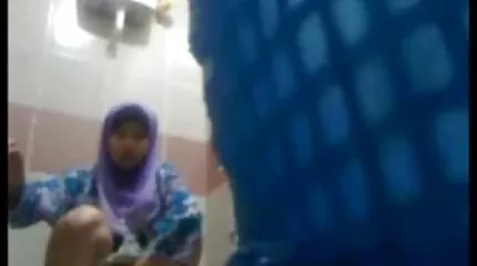 Cocksucker belönas med en del av bästa porn sperma i munnen efter en avsugning.