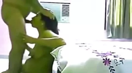 Killen hjälper Milf att övervinna svensk pornhub svårigheter.