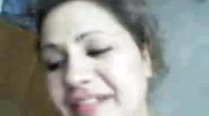 Flicka kissar i byxor och knullar sig svensk porr hd själv.
